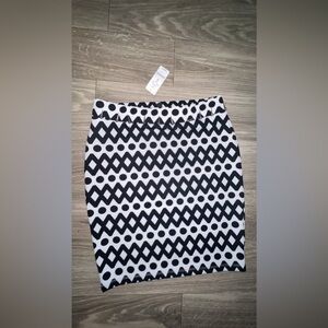Nwt bebe medium black and white-print skirt
